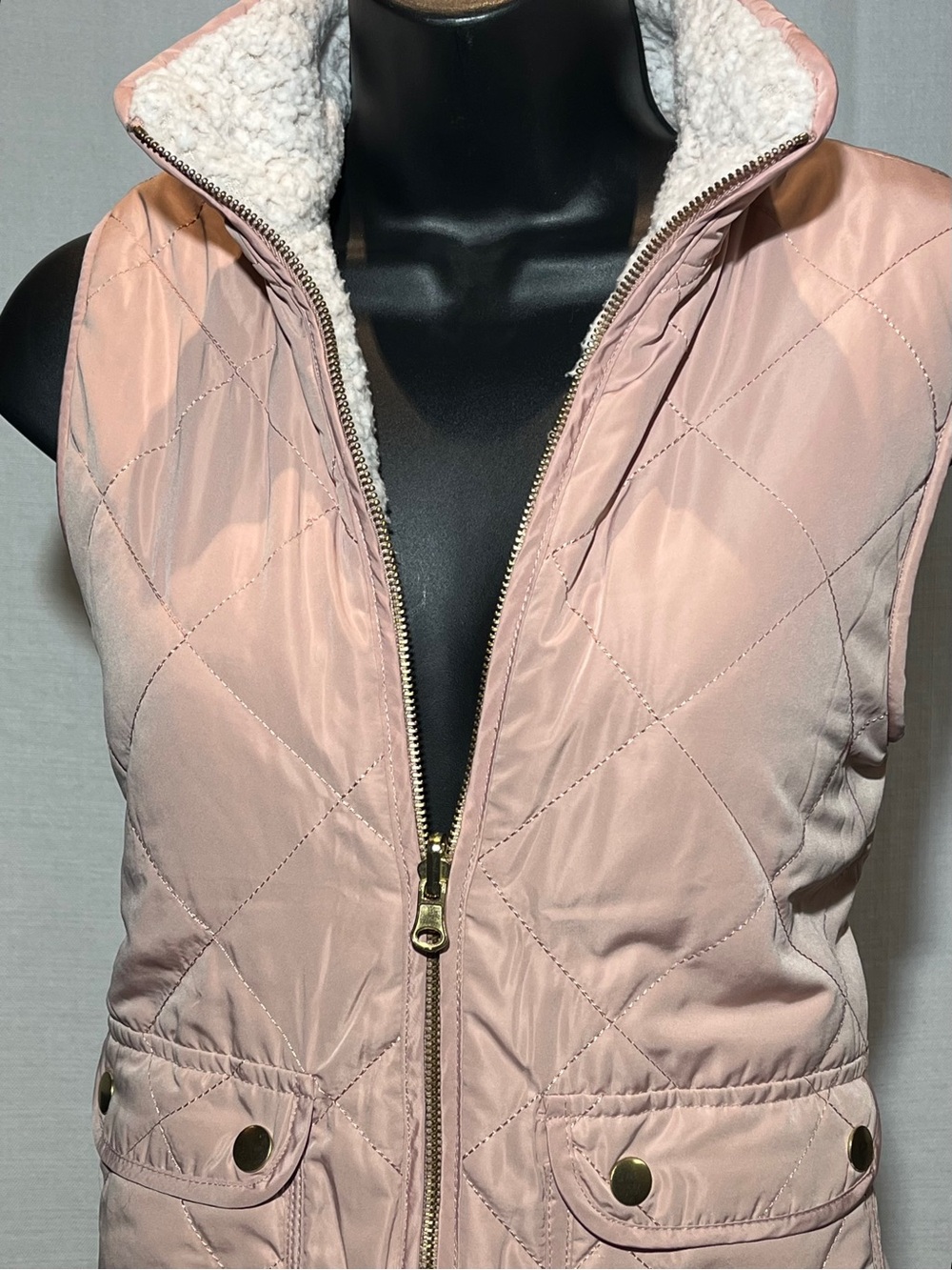 Love Tree Reversible Quilted Vest
Blush Pink/Sherpa/ Rose Gold zipper - Picture 10 of 12